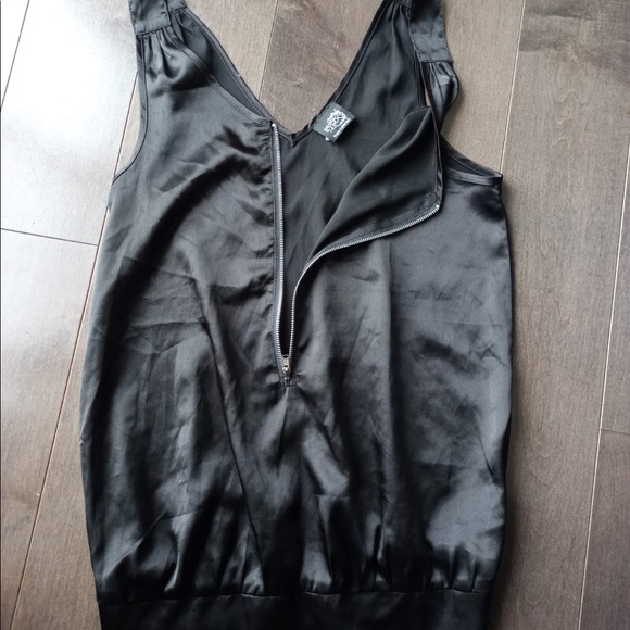 THANX COLLECTION Black Satin Zip Sleeveless Blouse - Picture 3 of 5